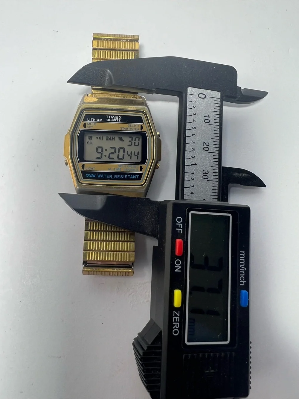 (623)VintageTimex Gold-Tone Digital Quartz Watch with Stretch Bracelet